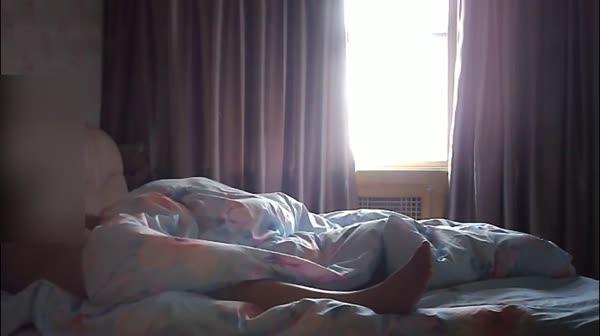 大神牛哥约炮影视剧组内实习妹子按在床边爆操啊啊淫声不断没经同意又是内射休息一会又干一炮720P高清